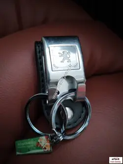 جا کلیدی کمری با لوگو پژو