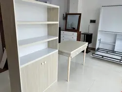 کتابخانه و میز تحریر