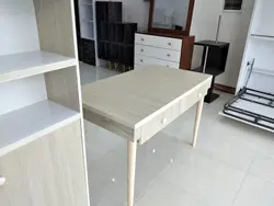 کتابخانه و میز تحریر