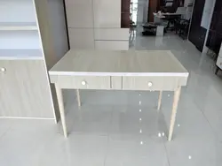 کتابخانه و میز تحریر