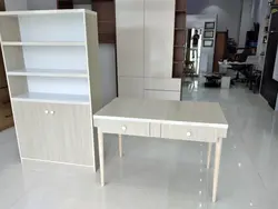 کتابخانه و میز تحریر