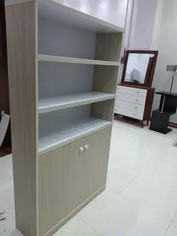 کتابخانه و میز تحریر