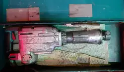 پیکور چکش تخریب ۱۵ کیلویی ماکیتا ژاپن اصلی پلاک قرمز مدل MAKITA HM1305 استوک