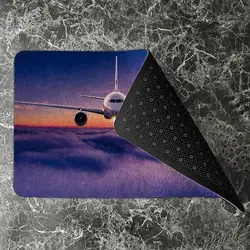 پادری نوجوان مدل هواپیما در افق آسمان