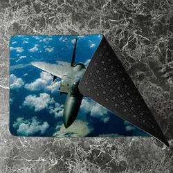 پادری نوجوان مدل جت جنگنده در آسمان