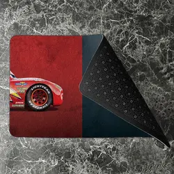 پادری نوجوان مدل تقابل دو ماشین مسابقه