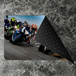 پادری نوجوان مدل رقابت موتور سواران