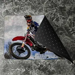 پادری نوجوان مدل موتور مسابقه