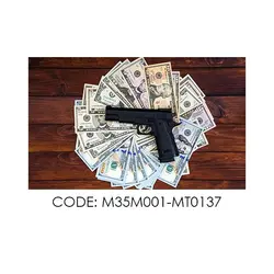 پادری نوجوان مدل سلاح و دلار