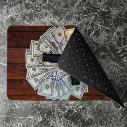 پادری نوجوان مدل سلاح و دلار