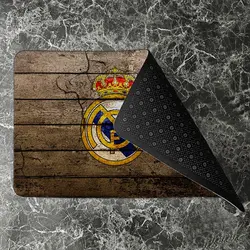 پادری نوجوان مدل یک آرم ورزشی