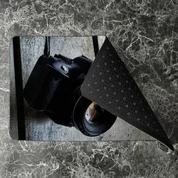 پادری نوجوان مدل دوربین کنن