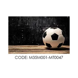 پادری نوجوان مدل توپ فوتبال