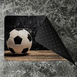 پادری نوجوان مدل توپ فوتبال