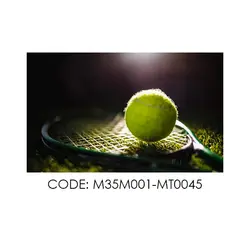 پادری نوجوان مدل توپ و راکت