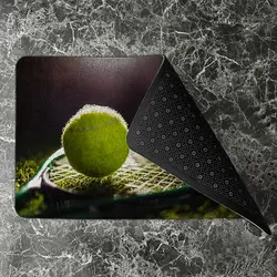 پادری نوجوان مدل توپ و راکت