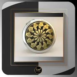 آینه جیبی نقره ای قلمزنی برنجی طرح هندسی کد 101645