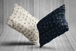 موکاپ بالش دو عددی روی هوا