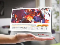 موکاپ تقویم رومیزی واقعی و طبیعی