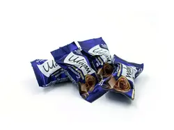 ویفر شکلات شیری با مغز کرم شکلات رویال چارم AVK Royal Charm بسته ۱ کیلویی