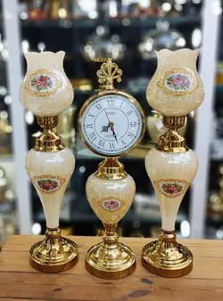 ست ساعت و شمعدان پایه دار رومیزی رنگ طلایی مدل گلدار کد9019