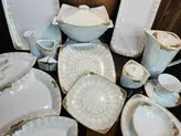 سرویس چینی پردیس طرح منچستر کف گل2041 دوازده نفره 105پارچه