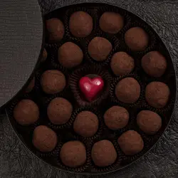 باکس ترافل حاوی بن بن قلب قرمز