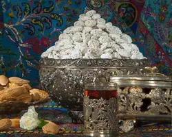 نُقل بادام جعبه پلاستیکی 500 گرمی شیرینی سنتی