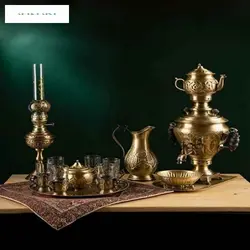سماور زغالی برنجی ۲.۵ لیتری طرح هخامنش، دارای سینی ضخیم و محکم