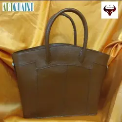 کیف چرمی مجلسی زنانه تهیه شده از چرم گاوی فلوتر و دوخته شده با نخ موم زده ایتالیایی