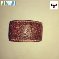 دستبند حکاکی شده چرمی با رویه چرم بزی طبیعی و آستر چرم هورس گاوی