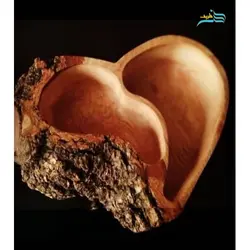اردو خوری چوبی با سطح صاف و رنگ گیاهی بر روی آن