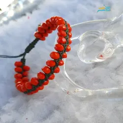 دستبند آلبالو تهیه شده از نخ موم زده کاملاً قابل شستشو