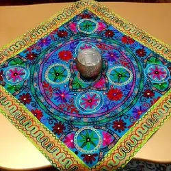 رومیزی مربع سوزن دوزی با پارچه کتان قابل شستشو،  با طرح گلهای بهاری یک طرح و نمونه بی نظیر