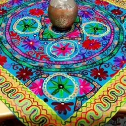رومیزی مربع سوزن دوزی با پارچه کتان قابل شستشو،  با طرح گلهای بهاری یک طرح و نمونه بی نظیر