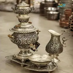 سماور تزئینی برنجی قلمزنی سیاه قلم آبکار پتینه نقره پوشش کوره ای رنگ ثابت ارتفاع 63 سانت