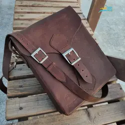 کیف دوشی مردانه دست دوز و دستساز تهیه شده با چرم بی نظیر کریزی هورس