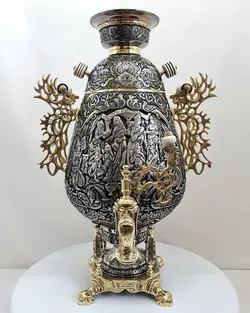 سماور برنجی زغالی ۸ لیتری مدل جام سیاه قلم نیم برجسته، نقوش بزم، اسلیمی و گل مرغ