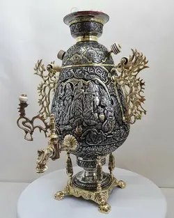سماور برنجی زغالی ۸ لیتری مدل جام سیاه قلم نیم برجسته، نقوش بزم، اسلیمی و گل مرغ