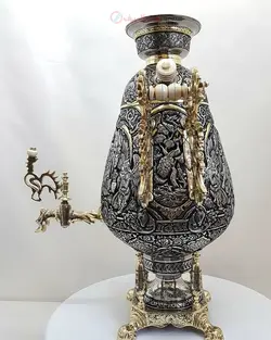 سماور برنجی زغالی ۸ لیتری مدل جام سیاه قلم نیم برجسته، نقوش بزم، اسلیمی و گل مرغ