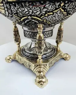 سماور برنجی زغالی ۸ لیتری مدل جام سیاه قلم نیم برجسته، نقوش بزم، اسلیمی و گل مرغ