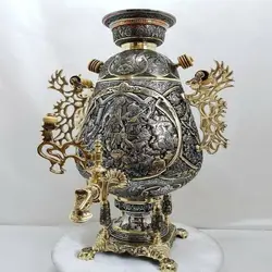 سماور زغالی ۸ لیتری مدل جام سیاه قلم، نقش شکارگاه، اسلیمی، گل مرغ و بزم