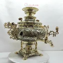 سماور برنجی زغالی ۸ لیتری مدل عدسی قلمزنی شمسه و سیاه قلم بزم و رزم