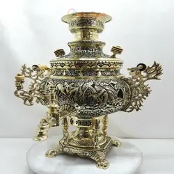 سماور برنجی زغالی ۸ لیتری مدل عدسی قلمزنی شمسه و سیاه قلم بزم و رزم