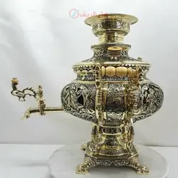 سماور برنجی زغالی ۸ لیتری مدل عدسی قلمزنی شمسه و سیاه قلم بزم و رزم