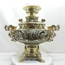 سماور برنجی زغالی ۸ لیتری مدل عدسی قلمزنی شمسه و سیاه قلم بزم و رزم