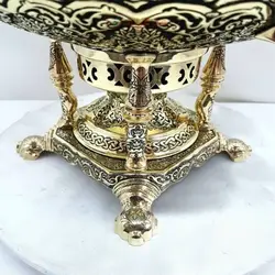 سماور برنجی زغالی ۸ لیتری مدل عدسی قلمزنی شمسه و سیاه قلم بزم و رزم