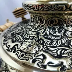 سماور برنجی زغالی ۸ لیتری مدل عدسی قلمزنی شمسه و سیاه قلم بزم و رزم