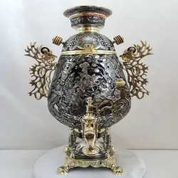 سماور برنجی زغالی ۸ لیتری مدل جام قلمزنی سبک ریزه قلم و سیاه قلم نقش شکارگاه، اسلیمی و گل مرغ