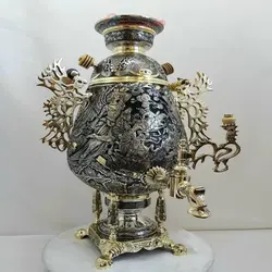 سماور برنجی زغالی ۸ لیتری مدل جام قلمزنی سبک ریزه قلم و سیاه قلم نقش شکارگاه، اسلیمی و گل مرغ